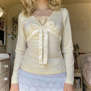 เสื้อท็อปผู้หญิงสไตล์ยุโรปอเมริกัน คอวี แต่งลูกไม้ โบว์ แขนยาว ทรงเข้ารูป ดีไซน์สองชั้น ดูเป็นเสื้อยืดสองชั้น - Product Image 1