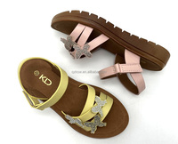 Sandales plates d'injection de PVC de conception de diamant de papillon de Offres Spéciales pour des filles chaussures de glissière respirables de printemps d'été anti-glissantes