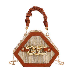 Sac messager en paille tressée, style tendance. La doublure est en PU et est ornée de décorations en chaîne.2184 - Product Image 1