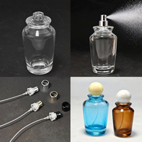 Flacon de parfum en verre dégradé de luxe avec bouchon sphérique en jade crème, design vintage aux tons chauds pour les parfums rétro et l'ambiance de la maison