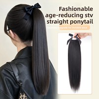 Une perruque authentique en cheveux humains, qui peut être coiffée en queue de cheval haute ou basse.