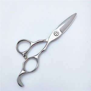 กรรไกรอเนกประสงค์ยี่ห้อ Custom Brand ขนาด 4.5 นิ้ว ใบมีดสแตนเลส สำหรับงานเสริมสวย รุ่นมาตรฐาน - Product Image 3