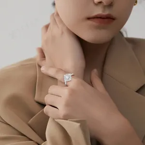 YILUN zarif 925 ayar gümüş CZ elmas nişan yüzüğü rodyum kaplama klasik zamansız tasarım önerisi yüzük kadınlar için