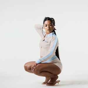 Bộ đồ thể thao nữ chất lượng cao gồm áo khoác ngắn có mũ và quần short, kèm áo len dệt kim phối hợp, bộ 2 món - Product Image 6