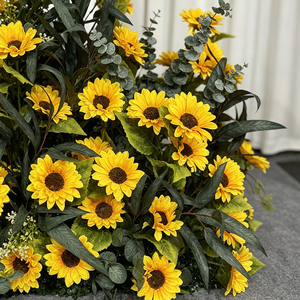 Arreglo Floral Artificial de Girasoles Brillantes y Follaje para Decoración de Base de Letrero de Bienvenida de Boda - Product Image 2