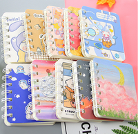 Cahier à bobine A7 Journal d'étudiant mignon avec mini caractéristiques de bureau portable Bloc-notes à reliure spirale en papier Cadeau pour étudiants