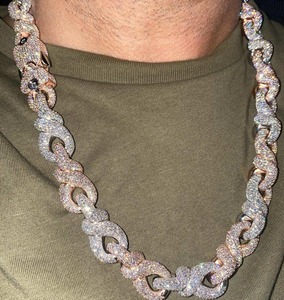 Collier chaîne cubaine hip-hop en or rose et moissanite au design unique pour hommes et femmes, bijou de luxe tendance, disponible à la vente - Product Image 3