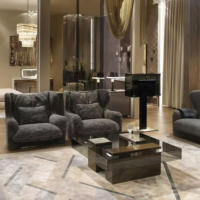 Table à café et à thé en verre artisanal de luxe italienne, durable, design moderne, cadre doré, plateau en métal noir, mobilier d'intérieur pour hôtel