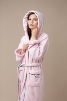 Venta caliente de fábrica 100% poliéster coral polar mujeres albornoz con capucha logotipo bordado personalizado batas de baño para el hogar