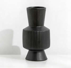 Vase en céramique à finition mate de forme géométrique avec une sensation de qualité supérieure pour la décoration d'entrée, d'hôtel, de salle d'exposition, de salon - Product Image 6