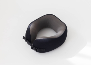 Oreiller de voyage en mousse à mémoire de forme de qualité supérieure avec sangle réglable pour un soutien portable du cou en avion, en train et en voiture - Product Image 3