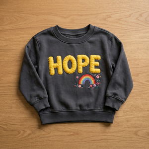 Sweat-shirt oversize en molleton de coton pour femme avec lettres « Hope » jaunes matelassées anti-boulochage et arc-en-ciel brodé - Product Image 1