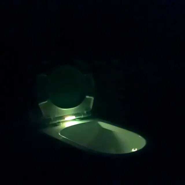 Cetakan 3 sisi dikombinasikan dengan lampu LED UF bentuk Oval penutup jok Toilet berdasarkan daya baterai hanya menyala pada Ni