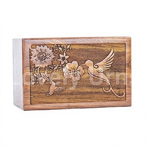 Gravé belle fleur et oiseau d'amour urne de crémation en bois pour les cendres humaines avec sac de velours gratuit - Product Image 1