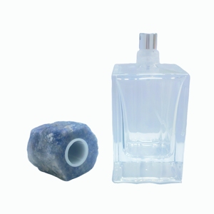 Flacon de parfum carré en verre vide avec bouchon en aventurine bleue brute - Product Image 1