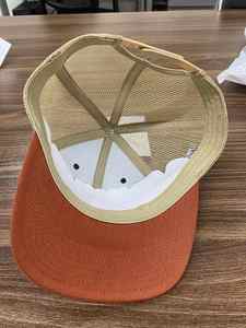 Écusson personnalisé OEM de haute qualité 6 panneaux Écusson de broderie à bord pré-incurvé Logo Maille vierge SnapBack Ri Style 112 Casquette de chapeaux de camionneur - Product Image 3