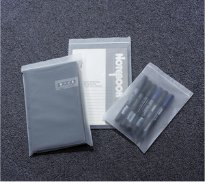 Sacchetto con Cerniera Trasparente Opaco Personalizzabile con Logo, Materiali Biodegradabili Riciclati, Imballaggio Ecologico Stampato in PE per Abbigliamento e T-Shirt - Product Image 3