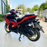 Motocyclette à essence puissante Sportpower NVX200cc, moteur 4 temps refroidi par air, vitesse maximale 95 km/h, jantes dorées sur route