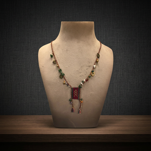 Collier artisanal Sstringz en perles Miyuki Delica rouge bordeaux avec éclats de pierre verte, breloques dorées et pompons multicolores style bohème - Product Image 4