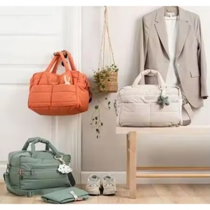 Échantillon Gratuit Sac de Voyage Décontracté Imperméable et Hydrofuge Matelassé avec Logo, Sac Polochon OEM pour Maman, Tapis à Langer Pliable - Product Image 3