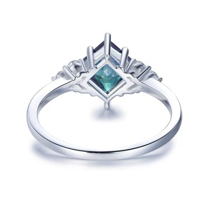 Bague de fiançailles classique en argent sterling 925 avec Alexandrite Princesse - Product Image 2