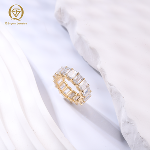 Diamante Cultivado en Laboratorio con Corte Esmeralda, Certificado IGI, Color D, Claridad VVS, Diseño de Diamantes Completos de Lujo, Oro de 18K, Personalizado para Regalo - Product Image 3