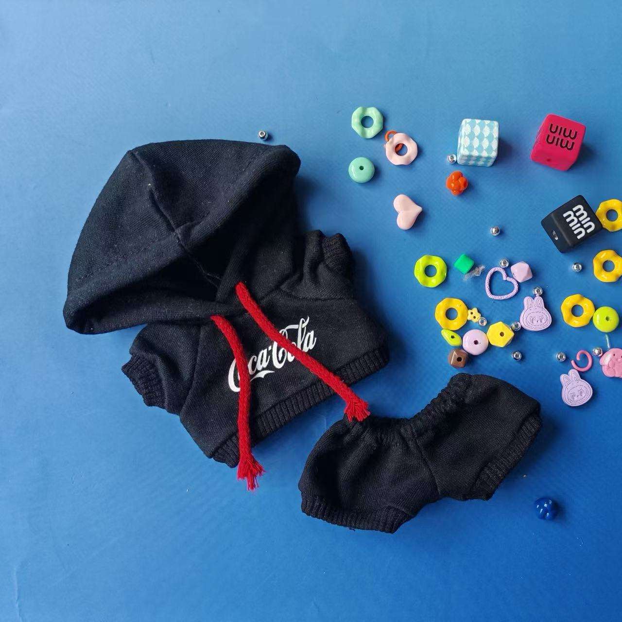 Ensemble pull Labubu, noir nuit profonde.