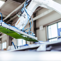 Robot industriel palettiseur avec ventouse à vide pour la manutention de palettes, sacs et boîtes, et empileur de palettes