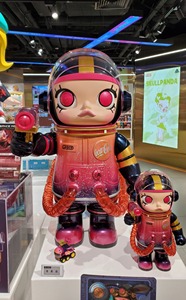 Figura Coleccionable Original <span class=keywords><strong>POP</strong></span> MART MEGA SPACE MOLLY 400% Cocaca- CoCola <span class=keywords><strong>de</strong></span> PVC, Linda y Adorable Muñeca Colgante para Decoración del Hogar - Product Image 3