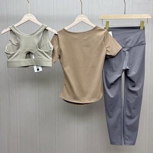 <span class=keywords><strong>Abbigliamento</strong></span> Firmato all'Ingrosso, Set Estivo 3 Pezzi, Completo Moda per Fitness e Yoga, Reggiseno, Maglietta e Pantaloni, <span class=keywords><strong>Abbigliamento</strong></span> Yoga di Alta Qualità per Donne - Product Image 2
