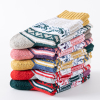 Nouveau design Chaussettes mi-tube de style national pour femmes Chaussettes en laine de lapin d'hiver chaudes Chaussettes de Noël