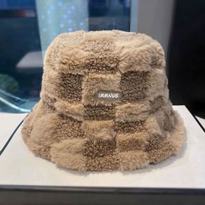 Sombreros de invierno para mujer con diseño de tablero de ajedrez, de felpa y piel, al por mayor y en stock - Product Image 5