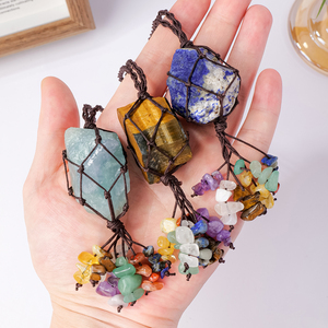 Pendentif de voiture en cristal naturel brut, sac en filet tissé à la main, pierres roulées, décoration de voiture 7 chakras pour la guérison, vente en gros - Product Image 3