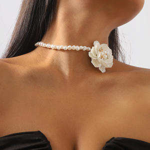 Collares gargantilla de perlas simples y elegantes para mujer chapados en oro de 18 pulgadas sin deslustre con cuentas de flores para aniversarios - Product Image 1
