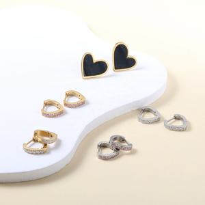 ต่างหูห่วงรูปหัวใจประดับเพทายสีชมพูสไตล์มินิมอล ทำจากสแตนเลสสตีล ชุบทอง 18k ประดับเปลือกหอยสีดำ สำหรับผู้หญิง - Product Image 1