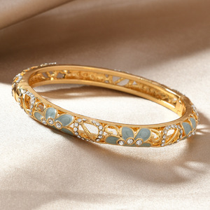Brazalete de Esmalte con Diseño de Flores Caladas, Estilo Chino Tradicional, con Pedrería Brillante y Acabado Cloisonné - Product Image 4