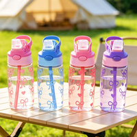 Bouteilles d'eau transparentes de 500 ml/16,9 oz imprimées avec motifs mignons d'amour et de nœuds, équipées d'une paille, pour enfants, vente en gros au choix