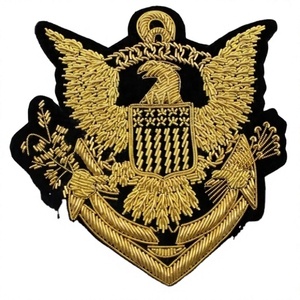 Nouveau design – Badges brodés faits main en PVC souple pour uniformes scolaires, universitaires et religieux (USA/Europe) – Épingles de sécurité personnalisées - Product Image 3