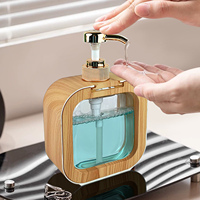 Distributeur de savon personnalisable avec veines de bois vintage, pompe à pression manuelle et centre transparent pour liquides