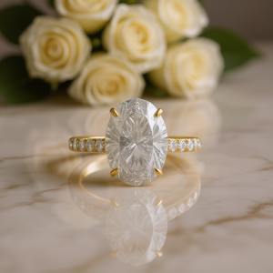 Anello di Fidanzamento con Diamante Taglio Ovale in Oro Giallo Pietra Centrale Naturale Colore D con Accenti Laterali in Diamante Classico da Donna H492 - Product Image 2