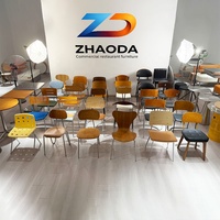 Ensemble table et 4 chaises couleur vintage pour restaurant occidental, texture rétro, mobilier de restauration commercial complet