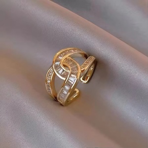 <span class=keywords><strong>Bague</strong></span> ouverte de conception irrégulière exquise incrustée de zircon simple <span class=keywords><strong>bague</strong></span> en <span class=keywords><strong>fer</strong></span> <span class=keywords><strong>à</strong></span> <span class=keywords><strong>cheval</strong></span> de géométrie de luxe pour les femmes - Product Image 5