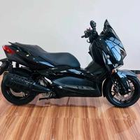 Maxi-scooter XMAX 300 d'occasion, excellent état. Moteur monocylindre de 300 cm³ refroidi par liquide, ABS et CVT, entièrement fonctionnel.