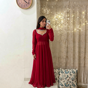 Robe longue en mousseline de soie rouge avec encolure en strass, tenue ethnique traditionnelle de boutique pour mariage et fiançailles, robe à manches longues pour femme - Product Image 1