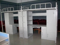 Lit superposé double moderne en métal pour chambre d'enfant avec escalier et rangement, idéal pour dortoir