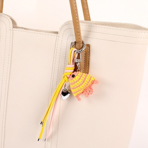 Llavero de macramé hecho a mano con forma de pez, accesorio de moda para mujer, borla larga de cuero PU, accesorios de ropa, llavero de ganchillo con forma de animal para niñas - Product Image 2