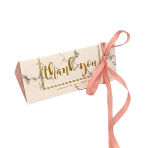 Boîte en papier triangulaire élégante à motif de feuilles, boîte à dragées avec ruban en soie, boîte cadeau personnalisée pour chocolats et bonbons - Product Image 3