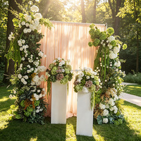 Décoration florale de mariage : Arche florale triangulaire, fleurs d'angle, rangée de fleurs et chemin de table, boule florale
