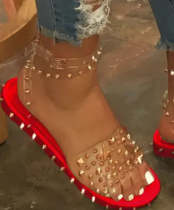 2023 novas senhoras baratas studded planas slides chinelos sexy selvagem luxo sandália das mulheres rebites sandálias romanas