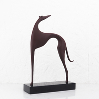Sculpture d'art métallique rouge en gros avec base en marbre, statue de cerf moderne de luxe, objets décoratifs, ornement, décoration intérieure